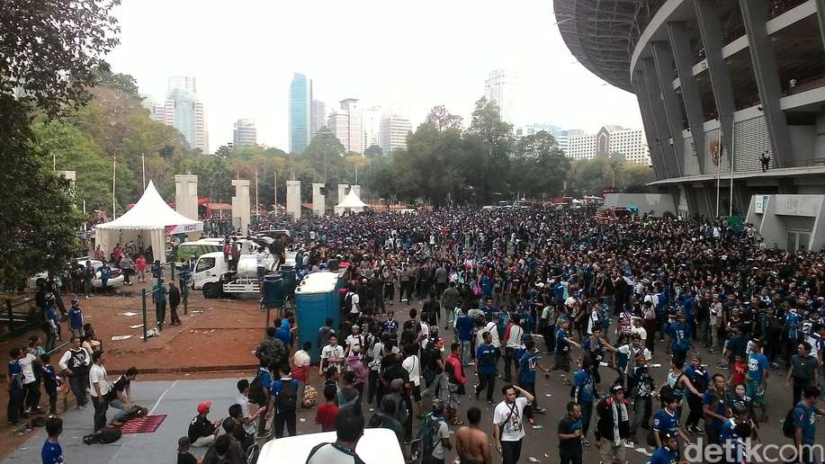 Jangan Dicontoh, Suporter Sempat Saling Pukul Saat Mau Masuk GBK de.tk/Vv3gek