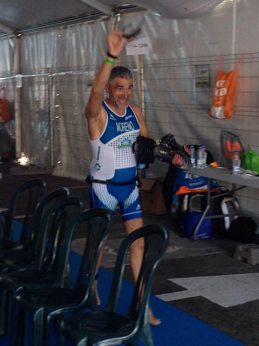 TriatloCV's tweet photo. Nuestro Presidente en la T2 del Half #icangandia2015 @icantriathlon @AvantValencia http://t.co/CFX4TQHKe6