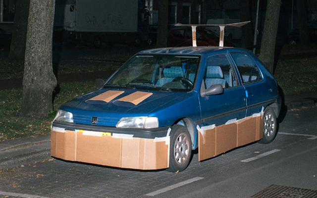 mudanza's tweet photo. Un hombre en Ámsterdam tunea coches de desconocidos con cartón http://t.co/va1ULG31xV http://t.co/kohYqCqNUX