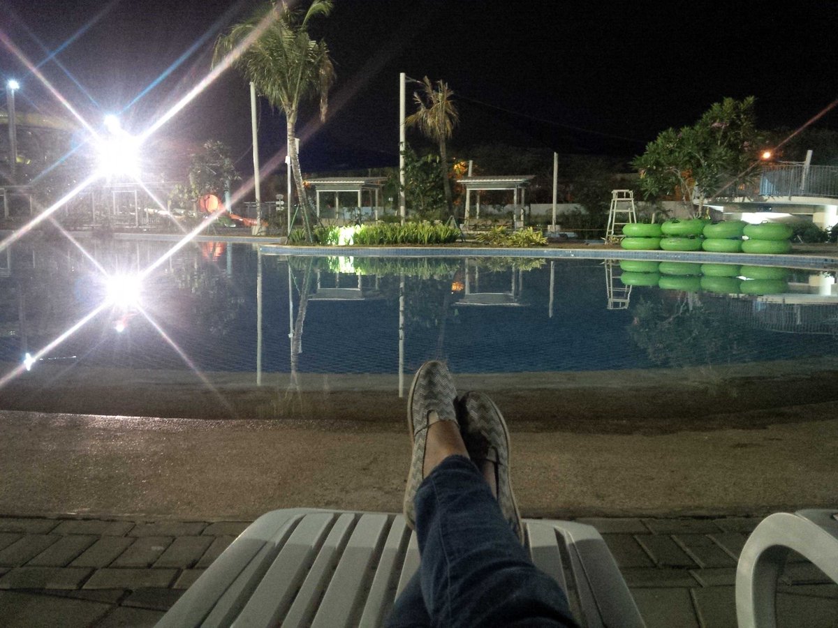 Sambil nunggu yang unloading santai dulu di Go Lazy <a href="/Gowetwaterpark/">Go!Wet Grand Wisata</a>