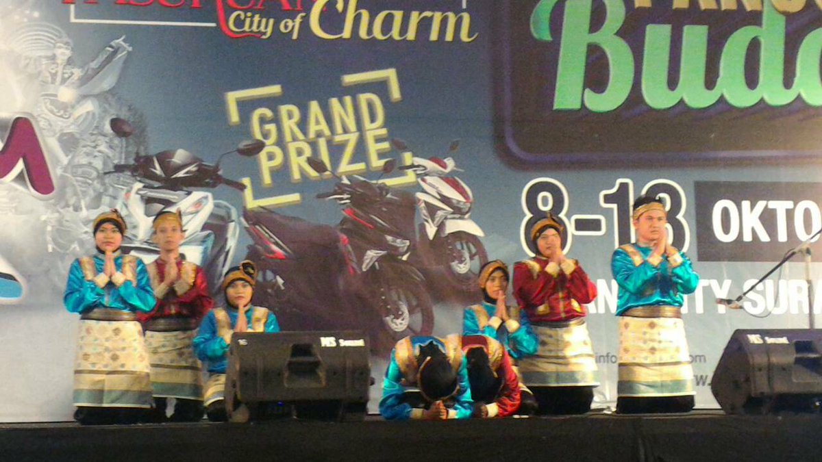 sahialsta's tweet photo. [17.10.2015] Penampilan SAHIALSTA-BOY di acara @JatimFair. Terima kasih buat semua yang sudah menonton :D http://t.co/opNEK695oc