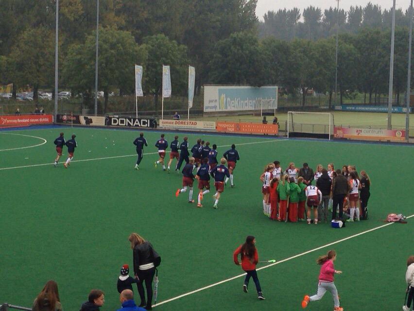 Terwijl Almeerse D1 de 2-0 bespreekt, lopen de mannen H1 al in, voor topper tegen <a href="/HCKZ/">HCKZ</a> #almkz #ovkhockey #DenHaag