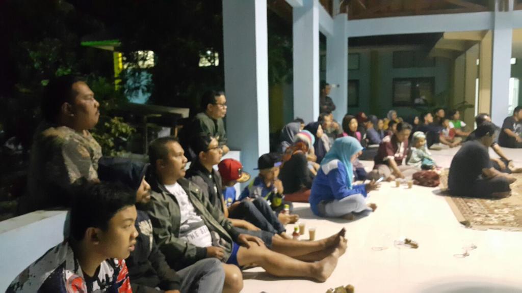 KecGedebage's tweet photo. Nobar Persib vs Sriwijaya FC di Pendopo Kec. Gedebage bersama warga dan aparat , 18/10/15 @ridwankamil @bsukardi67 http://t.co/T9J8Fjn1wc