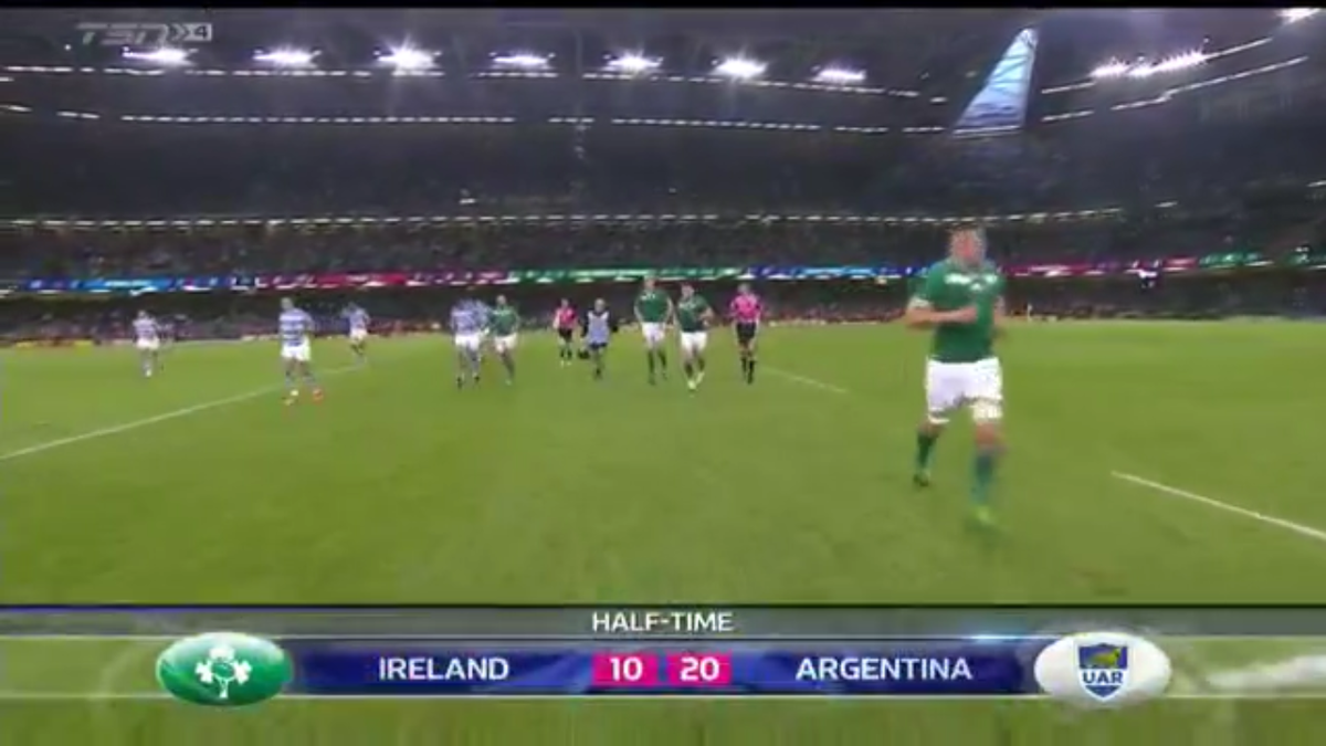 UnionRugbier's tweet photo. Irlanda quiso terminar el primer tiempo y la tira fuera #IRE 10 v 20 #ARG #VamosPumas http://t.co/2yM21kr3RB
