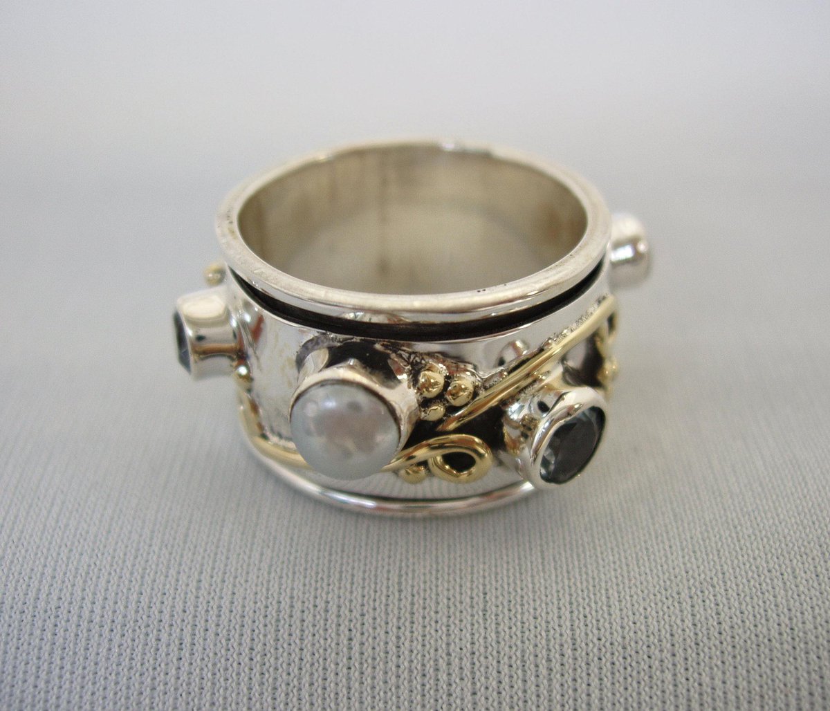 Spinning rings are perfect for #meditation. Get our best seller here ow.ly/TvpEf #yoga #instyle #energy