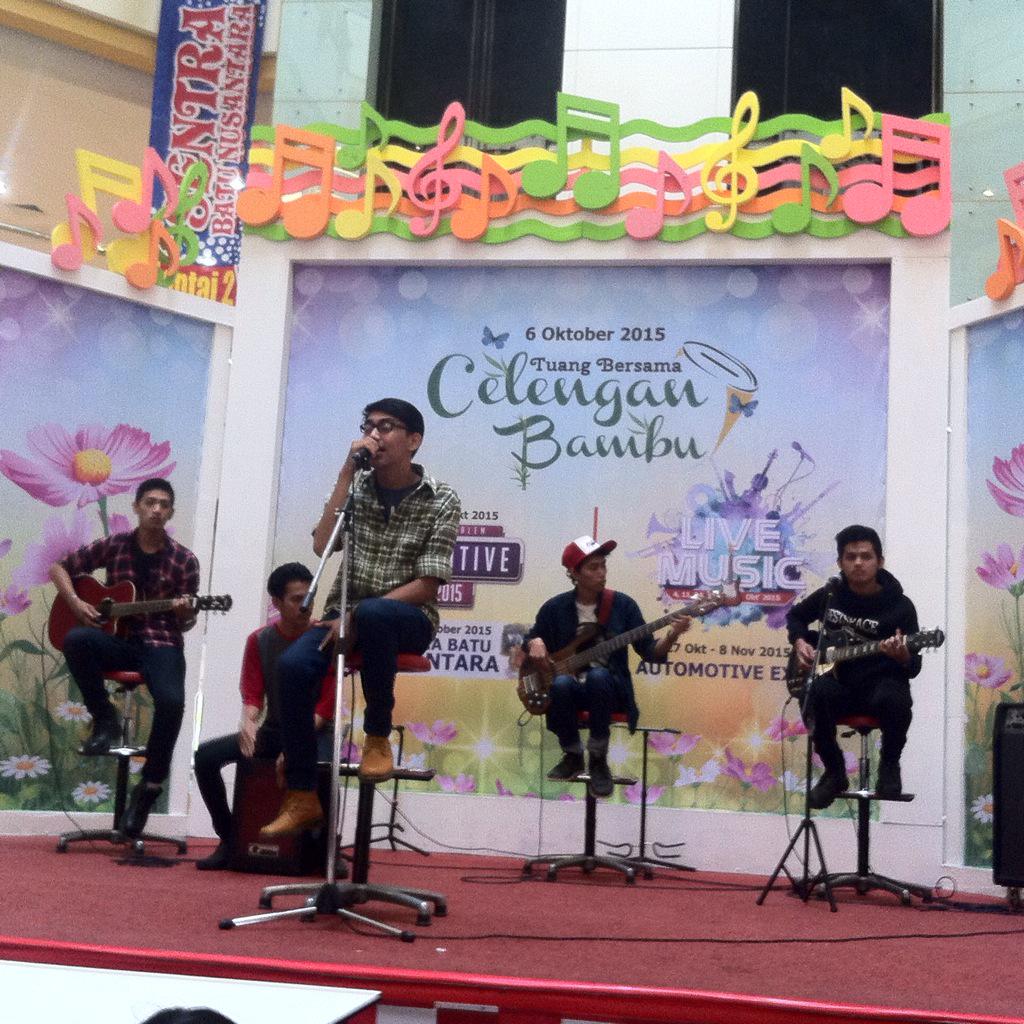 Ranting_Indo's tweet photo. Our performance today at Mall Taman Palem @dadinmuhammad @Prayogi_FP @teguhananda @piKOK557 @Denny_mahadika http://t.co/UTMNx0qOOf