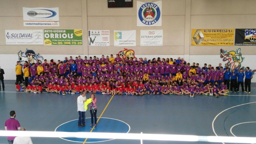 manueljgimeno's tweet photo. Presentación del @LevanteUD @balonmanomarni 2015/2016 con la representación del @Ayto_Valencia de @pilarsorianocxv http://t.co/TJLqiQuj6N