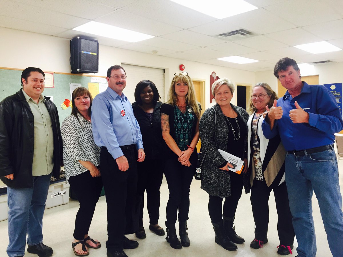 cupw's tweet image. Postal workers are rallying behind their union to #savecanadapost Shout out to Pembroke and Petawawa!