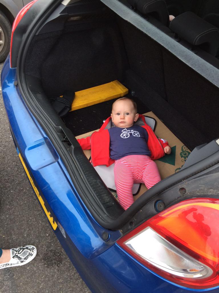 Mrdanielgreen's tweet photo. Changing your daughters nappy in the boot of your car... #topparenting @ShabbyBean http://t.co/j65DvbAXQk