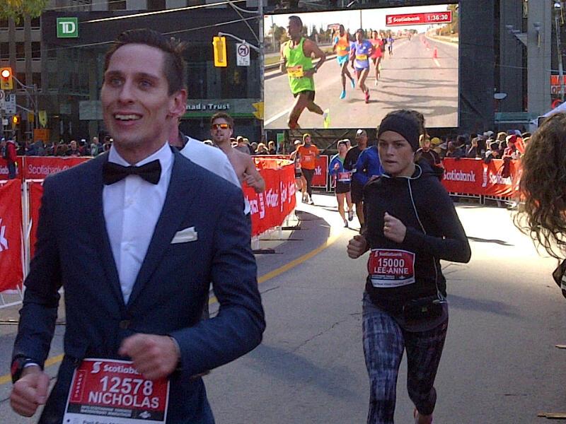 jennapettinato's tweet image. HE DID IT! @nicholasmizera breaks the @GWR for Fastest Half Marathon in a Suit! 1:35:48. #RunSharp #STWM
