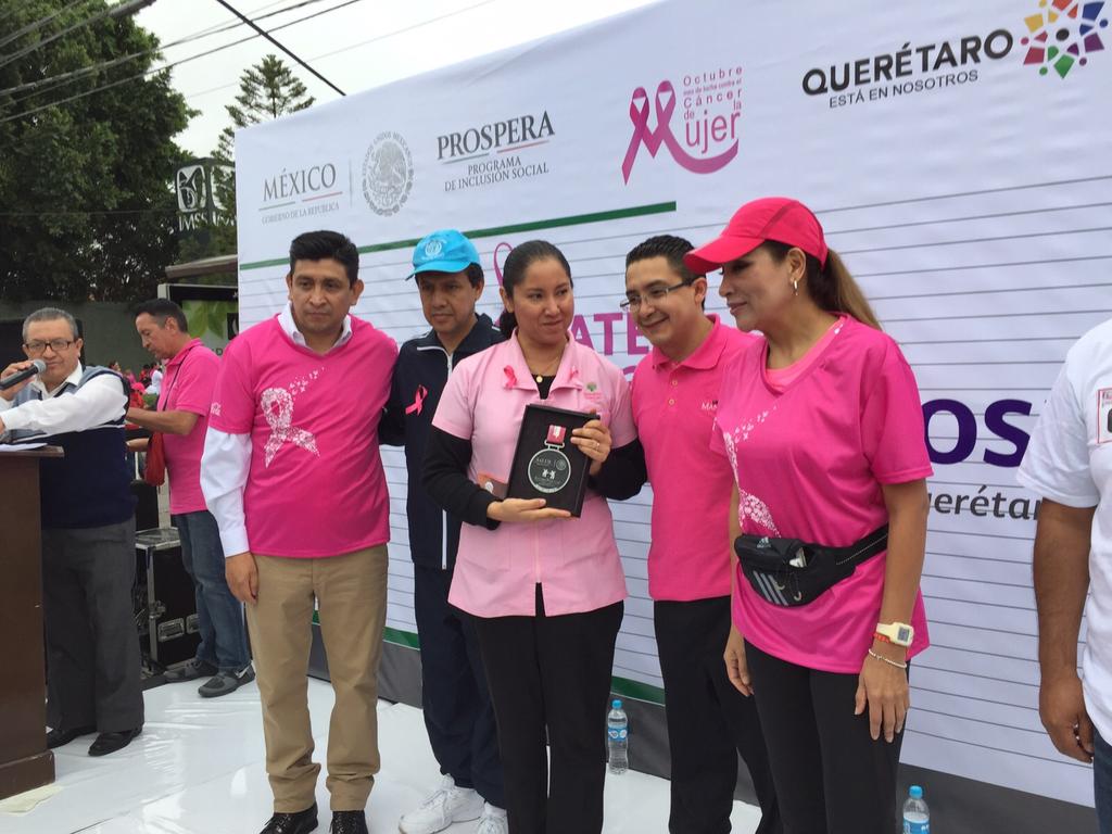 Prospera_MX's tweet photo. Entrega d Medalla al Grupo Reto x su participación en la caminata #DateUnaMano con PROSPERA Querétaro #Autoexplórate http://t.co/BB7ya0rjom