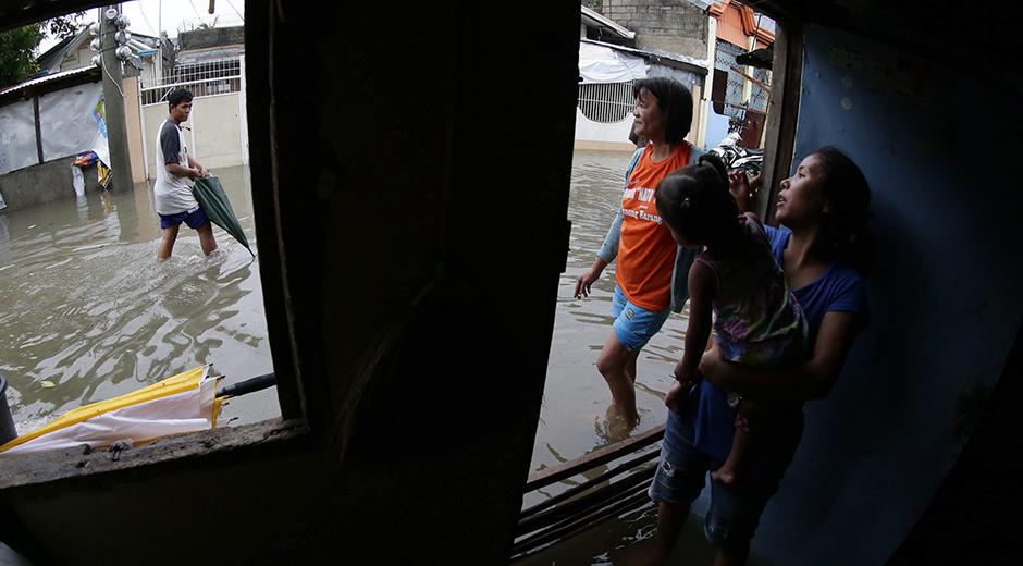 globovision's tweet photo. 4 muertos y más de 25 mil evacuados en Filipinas por tifón Koppu http://t.co/aukJc7gVYX http://t.co/eDBTSciniR