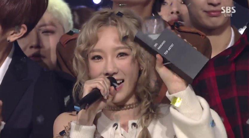taengame's tweet photo. [เนติเซน] แทยอนคว้าอันดับ 1 ในรายการ Inkigayo, ถ้วยที่ 4 "ผลสรุปแห่งความสำเร็จ"

#Taeyeon #I #I4thWin #Taeyeon4thWin http://t.co/AxgM3gfSCb