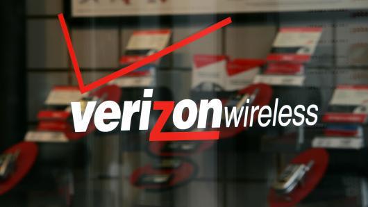 CNBC's tweet photo. Verizon will increase the monthly price of its grandfathered unlimited data plans » http://t.co/BiCh02cdgD http://t.co/VEhtgmuGK5