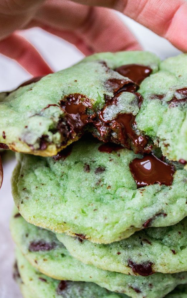 ItsFoodPics's tweet photo. Mint Chocolate Chip Cookies http://t.co/9n8oy4cw0f