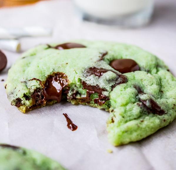 ItsFoodPics's tweet photo. Mint Chocolate Chip Cookies http://t.co/9n8oy4cw0f