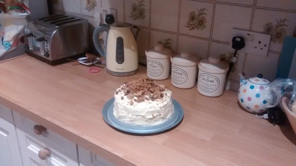 dadbakes's tweet image. Woohoo, here's my version of @hummingbbakery's Cookie Crumble Cake! 🍫🍪🍰 #baking