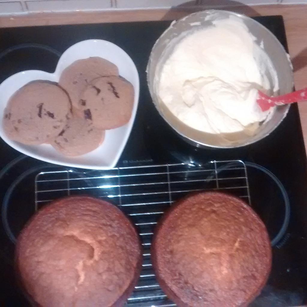 dadbakes's tweet image. Woohoo, here's my version of @hummingbbakery's Cookie Crumble Cake! 🍫🍪🍰 #baking