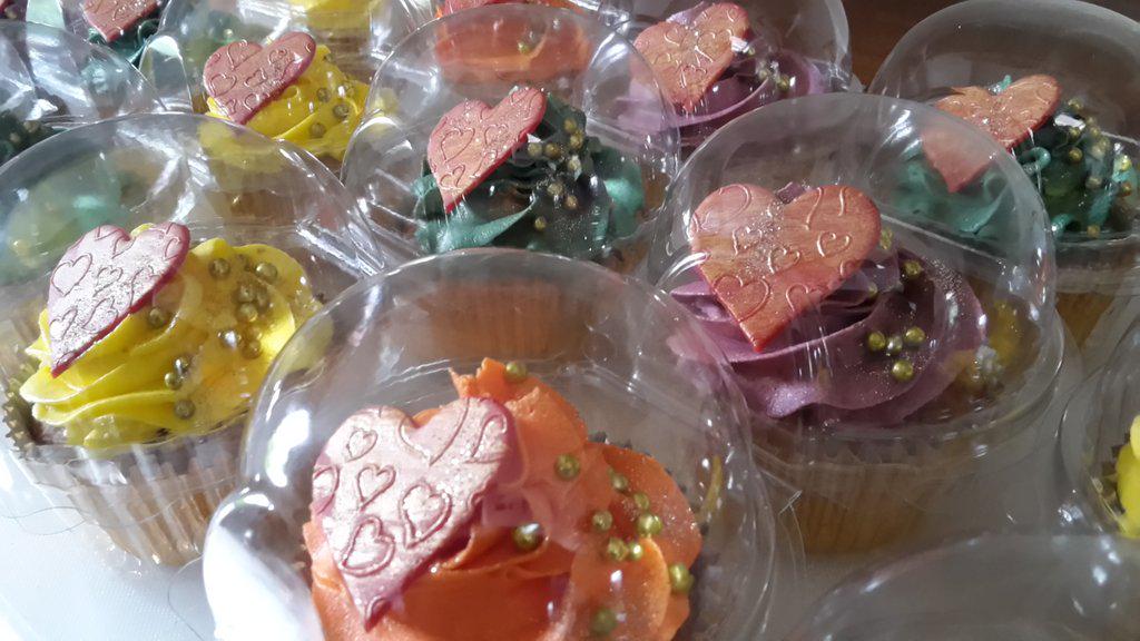 cupcakescookie1's tweet image. Individually packed mehdhi cupcakes