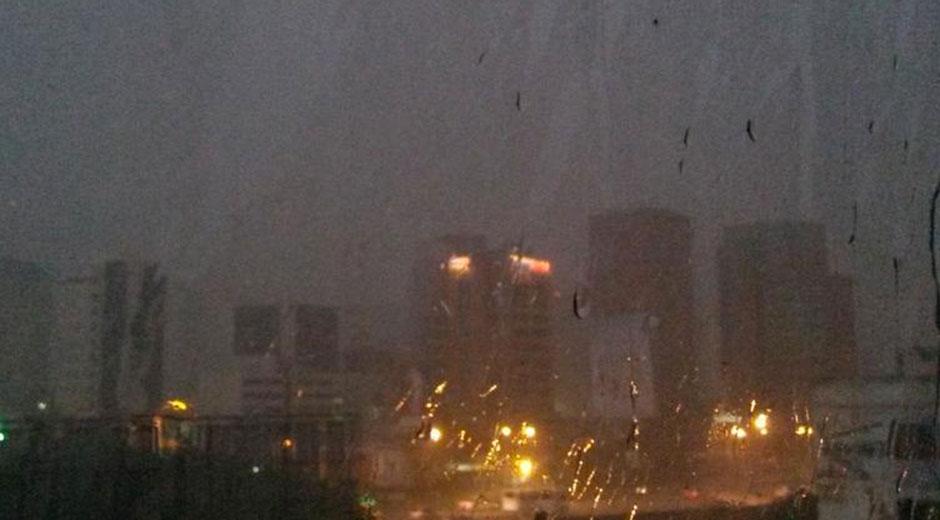 globovision's tweet image. Prevén que intensas lluvias se extiendan en Caracas goo.gl/CsveEe
