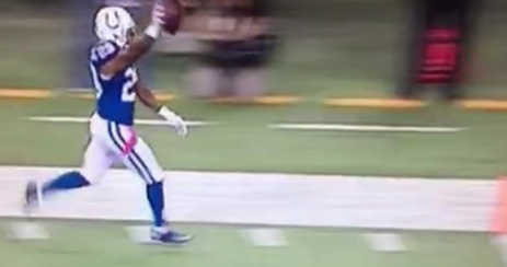 BleacherReport's tweet photo. VIDEO: Tom Brady’s first interception of the season is returned for a TD http://t.co/FUlfU4Sclr http://t.co/Po4OVq7hJg
