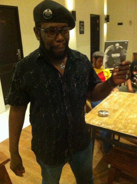 Sebuah kehormatan CD Shore #TakInginKalahLagi bs bersanding&amp;didengerin oleh #MrSymarip #RoyEllis thx <a href="/RudeMartBoby/">Generasi Berontak</a>