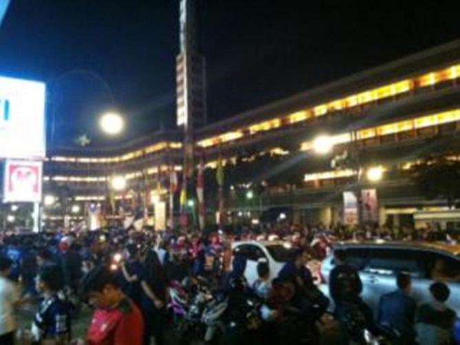 Metro_TV's tweet image. Persib Juara, Ribuan Bobotoh Bandung Turun ke Jalan goo.gl/Sfyjcu