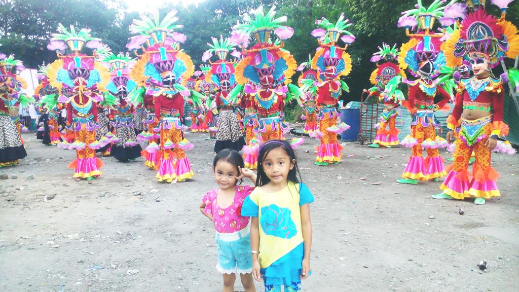 muzones1994's tweet photo. MASSKARA with Co-Officers ' buddies for Life and my two niece :) 😀😀😀

#Masskara2015
#horayBACOLOD http://t.co/F4Tge6jdn0