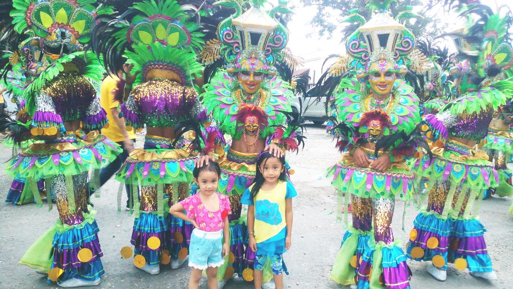 muzones1994's tweet photo. MASSKARA with Co-Officers ' buddies for Life and my two niece :) 😀😀😀

#Masskara2015
#horayBACOLOD http://t.co/F4Tge6jdn0