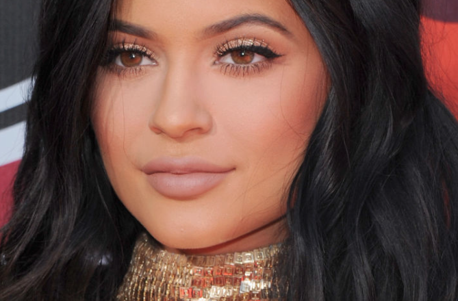 The girl can pull off anything 💇😍👏 bit.ly/1M0n10r <a href="/CosmopolitanUK/">Cosmopolitan UK</a> #hairgoals #kyliejennervibes