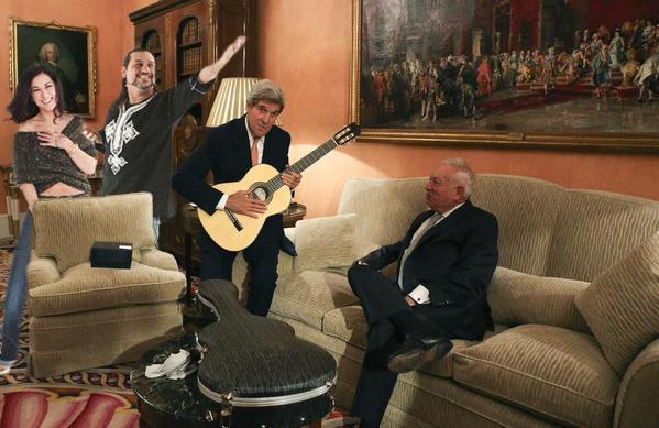 Fotos: La guitarra que Margallo le regaló a Kerry revoluciona la Red en forma de memes CRqISQAWcAAPJuU