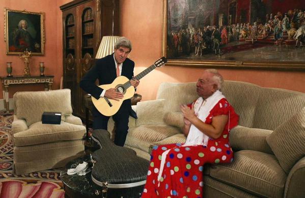 Fotos: La guitarra que Margallo le regaló a Kerry revoluciona la Red en forma de memes CRqQPFsXIAATrTI