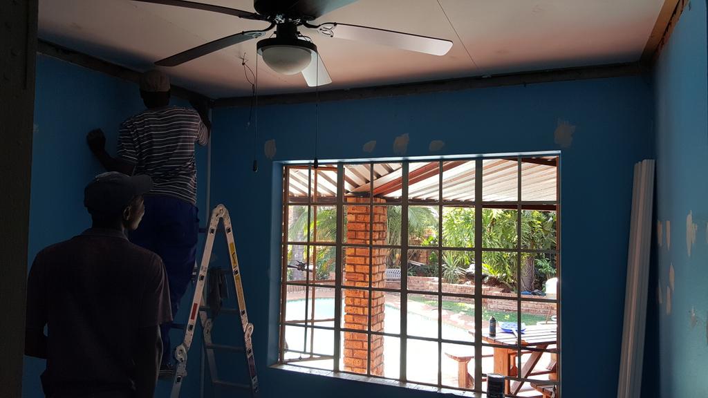 mrcprojects's tweet image. Repair cracks paint the whole room. And install new cornice and paint ceiling and cornice. Before and After