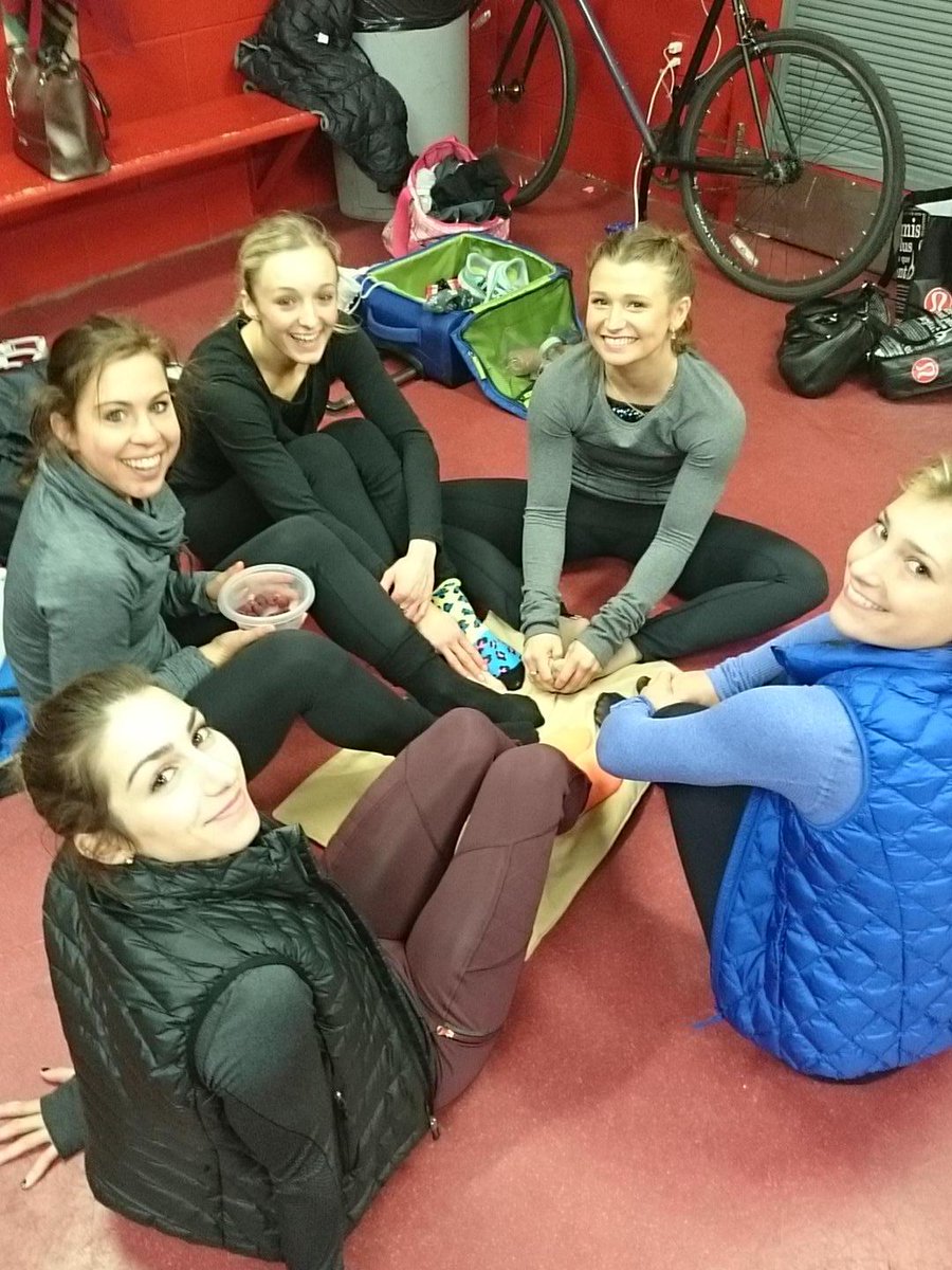 Keeping your feet warm. #pairgirlprobs <a href="/MarissaCastelli/">Marissa Castelli</a> <a href="/Kirsten_MT/">Kirsten Moore-Towers</a>
