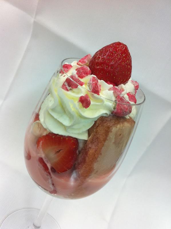 #gourmandisedujour #Trifle aux #fraises, crème anglaise, biscuit de #Reims, mascarpone et pralines, menu #octobrerose
