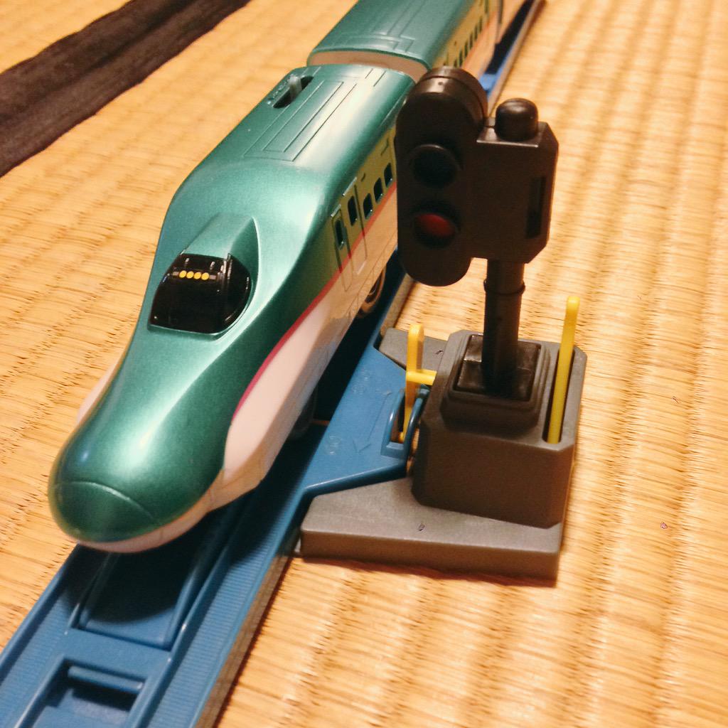 Pageru ダイソーで売ってるプチ電車シリーズの信号がプラレールで使える ちゃんとストップレールと連動するぞ Http T Co Tvzkfaobjn Pageru ダイソーで売ってるプチ電車シリーズの信号がプラレールで使える ちゃんとストップレールと連動するぞ Http T Co Tvzkfaobjn