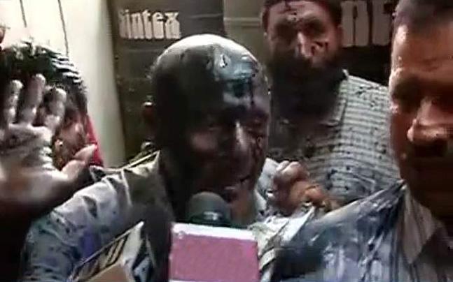 IndiaToday's tweet image. Now, ink attack on J-K MLA Engineer Rashid, this is Modi&apos;s India, he says
indiatoday.intoday.in/story/now-ink-…