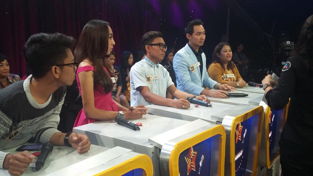 5 peserta udah siap nih buat memperebutkan 10 juta rupiah! Siapa yg berhasil?? #karaokestarlive cc <a href="/TRANSTV_CORP/">TRANS TV</a>