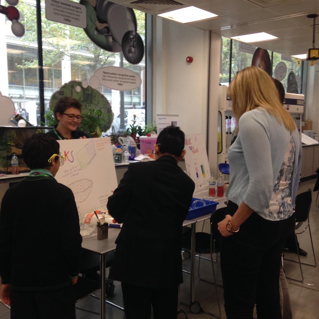 icoutreach's tweet image. More busking shots! Amazing Y7 students presenting their demos to scientists and engineers #youngscicomm