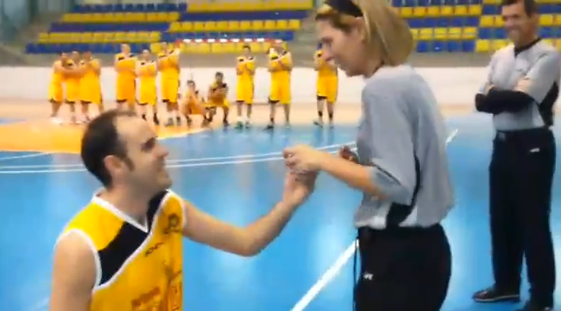 basketenzona's tweet photo. ¡Lo nunca visto!

Un jugador pide matrimonio… ¡a la árbitra! Ha pasado en España💍 (Vídeo) https://t.co/FLGcU3vqCA https://t.co/VcfmH7e9SK