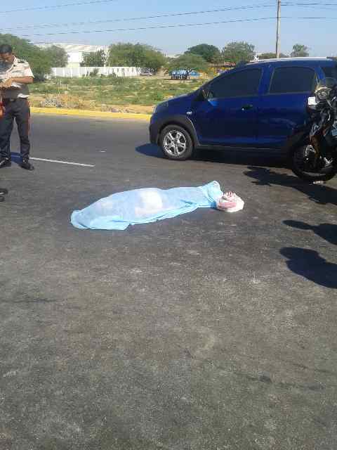 elpiojolopez's tweet photo. Hace pocos minutos en la Av Chema Saher #Coro muere dama arrollada http://t.co/SzTYMWg9sl