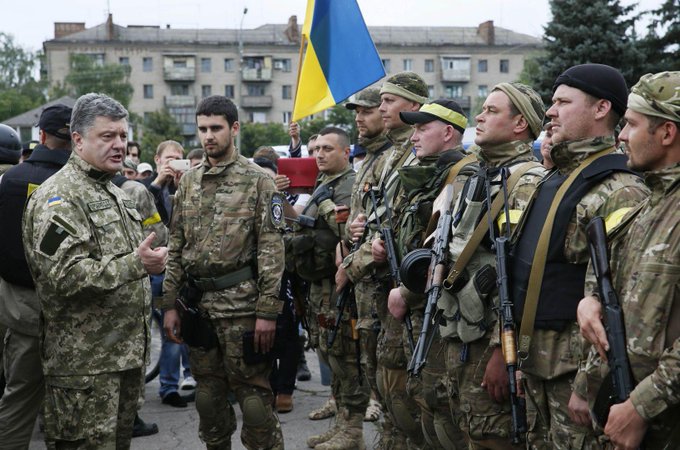 ウクライナのデモで一番ヤバいと思ったのはイコンを掲げて治安維持部隊と暴徒の間に立って祈る神父だった