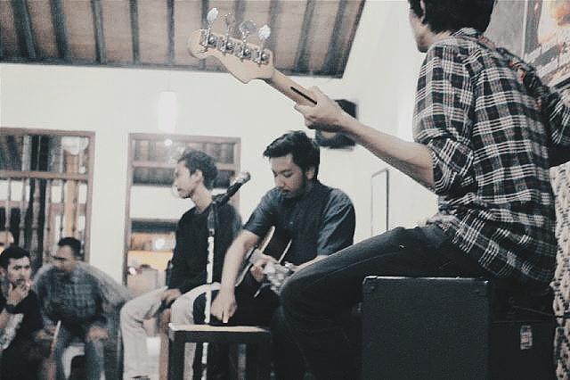 acara kemaren lusa ngakustik bareng <a href="/SKRIPSHIT_PUNK/">SKRIPSHIT!</a> , insyaallah 24 november bakal di Boshe VVIP jogja,see ya:)