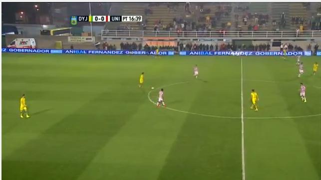 unosantafe's tweet photo. A 16' de la primera etapa, #Defensay #Unión empatan sin goles. Miralo EN VIVO ► https://t.co/dau0BsGeuM https://t.co/R66tlWgPAx