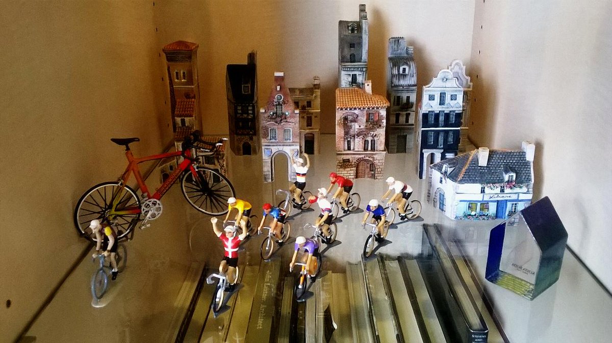 bob_5555's tweet photo. @BarnabyBarford Saw shops on V&amp;A news; FANTASTIC! Would be a nice addition to my Gault collection. #possiblepurchase https://t.co/hPSGtU4wr7