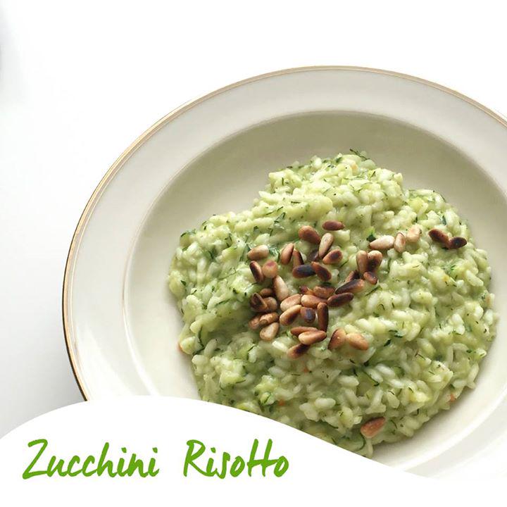 Schnell, lecker und gesund: Zucchini-Risotto mit gerösteten Pinienkernen - Post mit Rezept https://t.co/mxchopFRXN https://t.co/qRrGKHvyt8