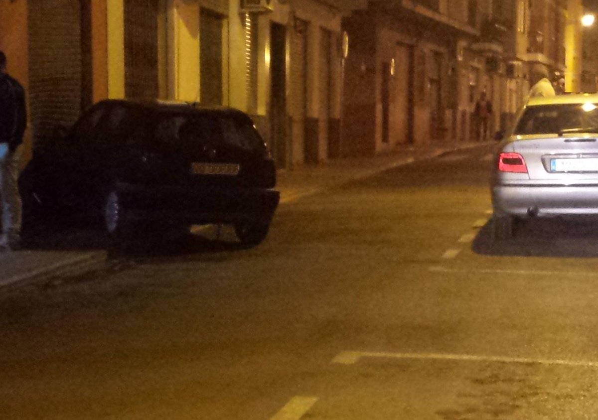 MULA 
DETENIDO AL EMPOTRARSE SU VEHÍCULO CONTRA UNA COCHERA Y COMPROBAR QUE CARECÍA DE PERMISO DE CONDUCIR