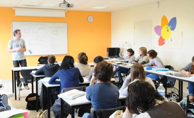 #Niort: L'<a href="/ICSSA_Niort/">ICSSA Niort</a> tend la main aux bacs pro en rade. bit.ly/1ZSxO0Z