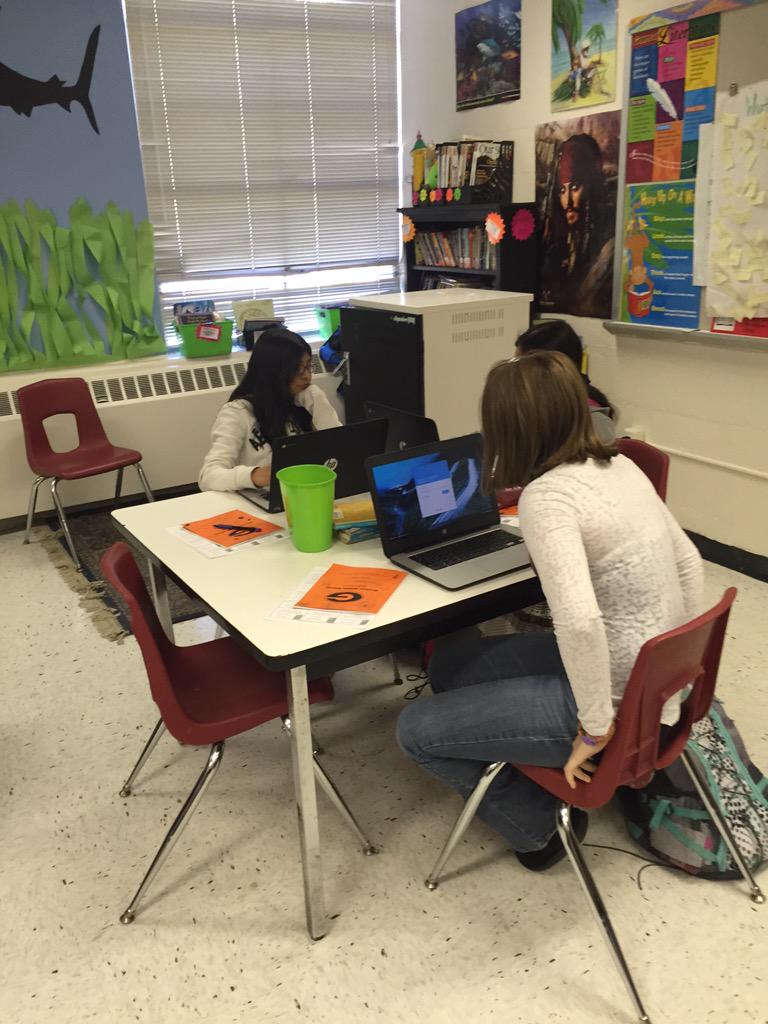 Free2bmeLisa's tweet image. #TechBadge @MsHuntMath @GMSfalcon @jphosey1523 Ss preparing for testing &amp;amp; doing assignments in Google Classroom!