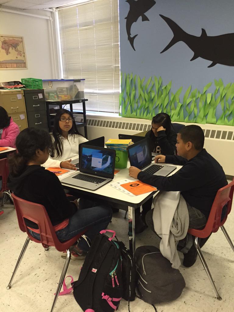 Free2bmeLisa's tweet image. #TechBadge @MsHuntMath @GMSfalcon @jphosey1523 Ss preparing for testing &amp;amp; doing assignments in Google Classroom!